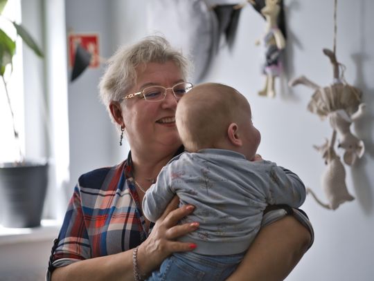 „Nie każde dziecko trzeba urodzić, żeby kochać naprawdę”. Dorota Kapuścińska o sile rodzicielstwa zastępczego