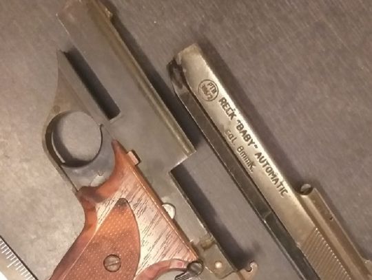 Nie miał prawa jazdy, ale miał narkotyki, a w mieszkaniu pistolet Nie miał prawa jazdy, ale miał narkotyki, a w mieszkaniu pistolet