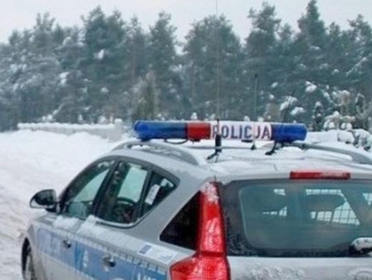 Nie mógł wyjechać z zaspy. Z pomocą ruszyli policjanci i odholowali mu samochód