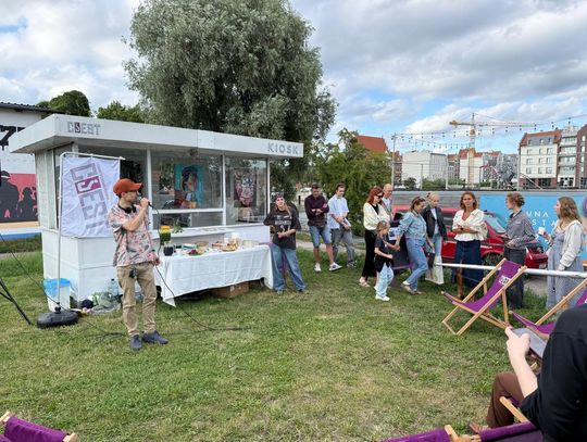 Nie trzeba wielkiej galerii, żeby spotkać wielką sztukę. „Patrz” w Kulturalnym Kiosku [FOTO]