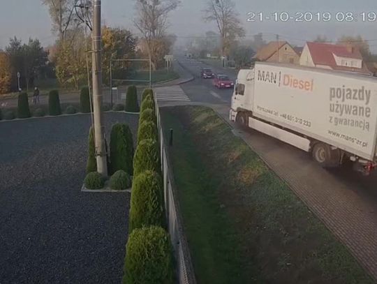 Niebezpieczna sytuacja w Jegłowniku. Kierowcy grozi zatrzymanie prawa jazdy [NAGRANIE WIDEO]