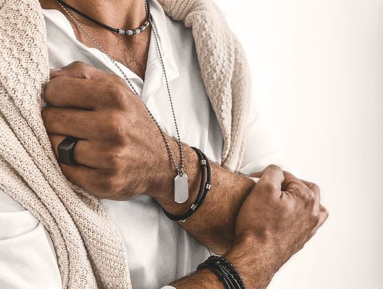 Nieśmiertelniki męskie – hit wśród dodatków! Jaki naszyjnik wybrać i jak nosić go z klasą?