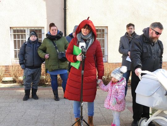 "Nigdy więcej zdalnego nauczania". Pikieta pod Urzędem Miasta w Elblągu