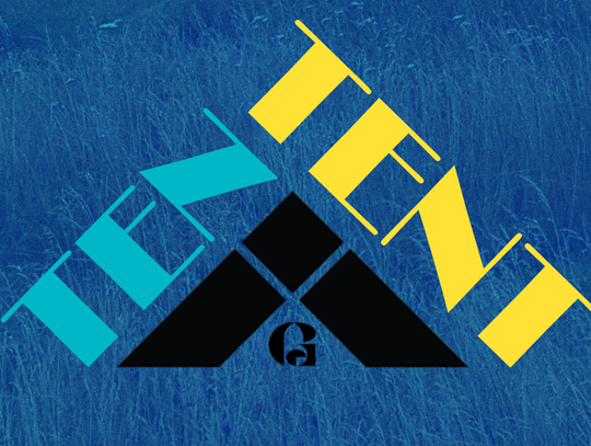 Noc pod namiotami na dziedzińcu galerii