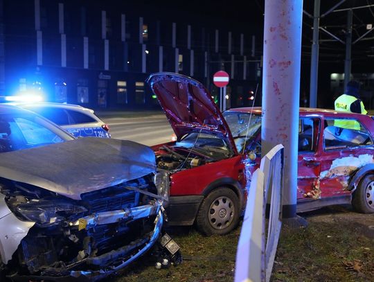 Nocne zderzenie pojazdów na skrzyżowaniu Królewiecka-Płk Dąbka