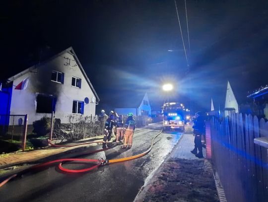 Nocny pożar w Tolkmicku. Kobieta trafiła do szpitala