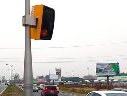 Nowe fotoradary już pstrykają. Przy każdej pogodzie śledzą kilka pasów ruchu [LISTA]