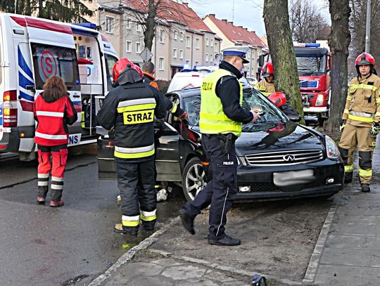Obrócił się o 180 stopni i uderzył w drzewo na Grottgera