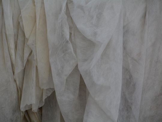 Ochrona mebli przed słońcem - jak uniknąć blaknięcia bez zaciemniania wnętrz