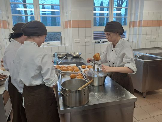 O 5 rano ruszyli z produkcją. Uczniowie ZSG usmażyli tysiąc paczków [WIDEO]