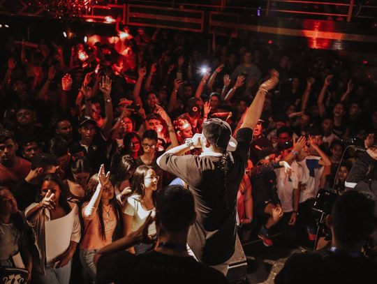 Od bloków po największe sceny – droga artystów hip-hopowych