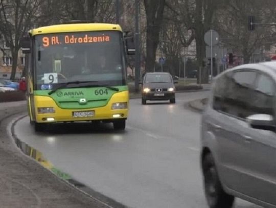 Od dziś większy limit miejsc. Wiemy ile osób może wejść do autobusu i tramwaju w Elblągu