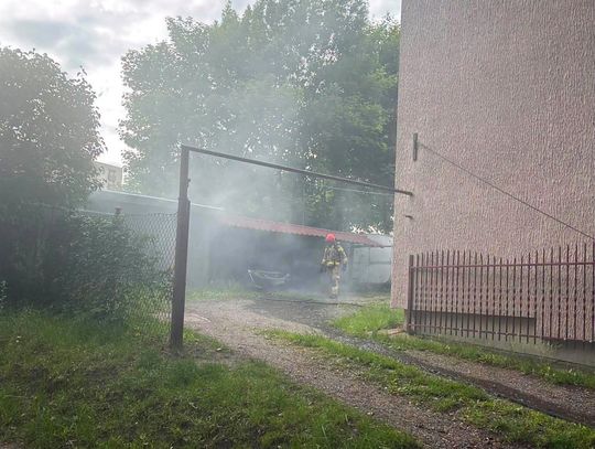 Od godziny 17 do dziś. Strażacy walczyli z jednym autem. Powodem była bateria hybrydy
