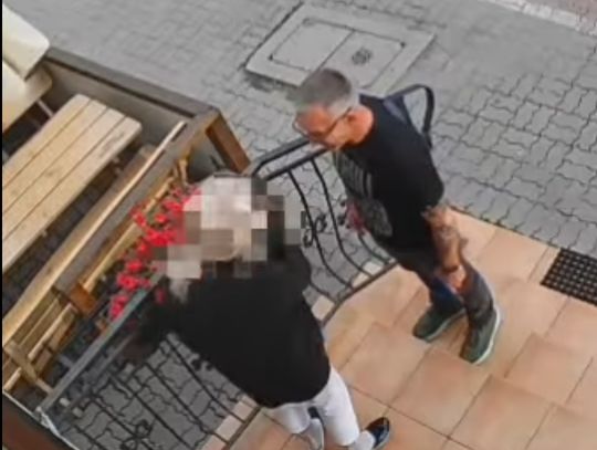 Odebrał foliową paczkę z pieniędzmi. Szuka go policja