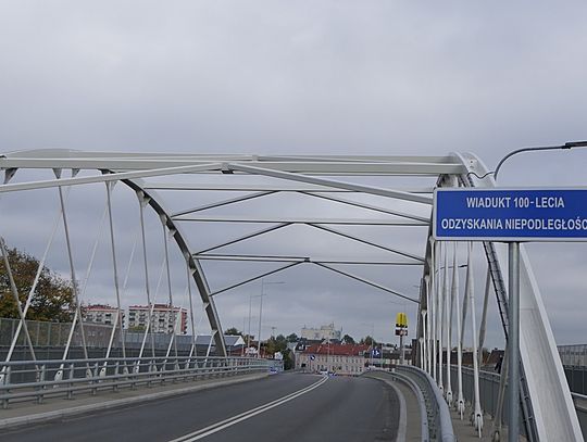 Odsłonięcie tablicy z nazwą wiaduktu na Zatorze