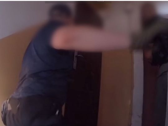 Oglądał "Gliniarzy", a oni stali za drzwiami Oglądał "Gliniarzy", a oni stali za drzwiami