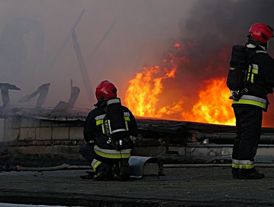 Ogromny pożar w Dąbrowie. Z żywiołem walczy blisko 30 strażaków [ZDJĘCIA]