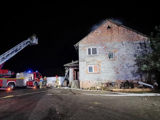 Około 20 strażaków gasiło pożar budynku mieszkalnego