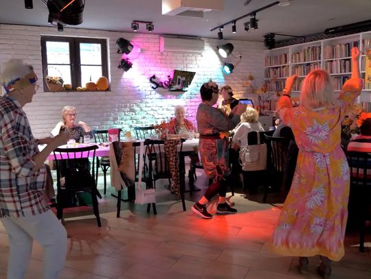 Opaski życia, sąsiedzkie wsparcie i darmowe przejazdy – Elbląg uruchamia MEGApakiet usług