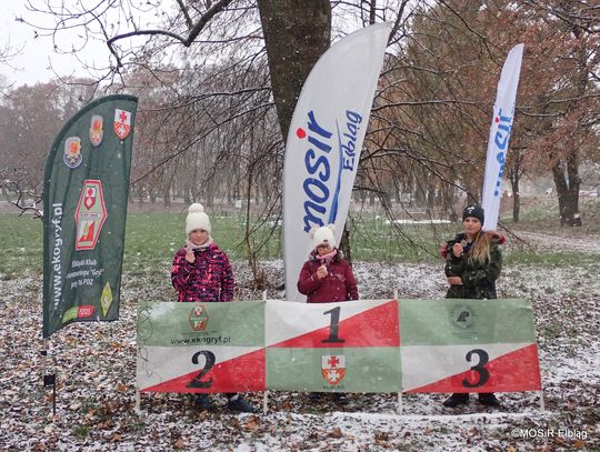 Orientowali się zimowo w parku Kajki