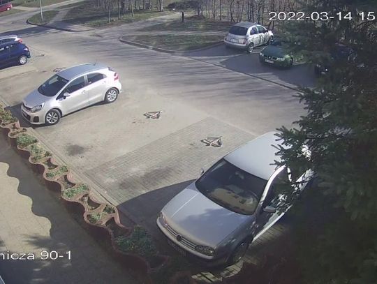 Oszukali staruszkę na 25 tys zł. Policja szuka mężczyzny z monitoringu [WIDEO]