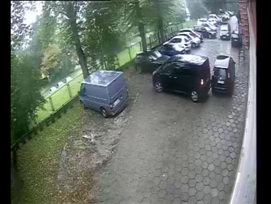 Parking przy elbląskiej szkole pokonał kierowcę. Teraz policja szuka świadków!