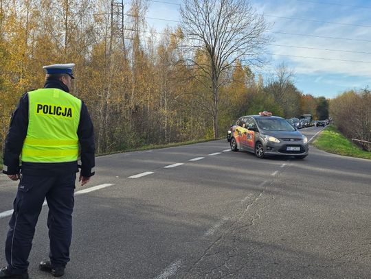 Parkingi na cmentarzu Dębica pełne!