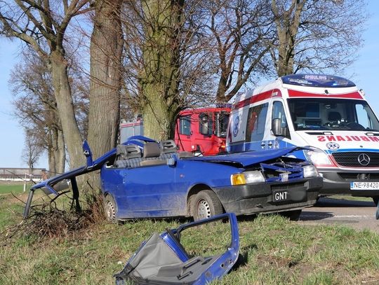 Pasłęk: Fiatem rozbił się na drzewie