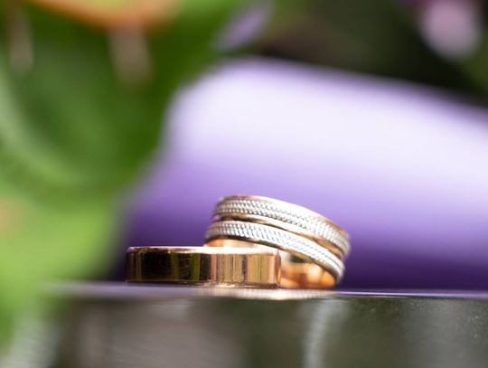 Pierścionki z dwukolorowego złota – ponadczasowa elegancja w nowoczesnej odsłonie