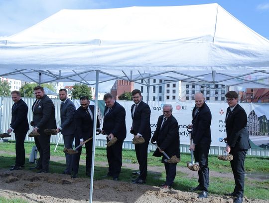 Pierwsze łopaty pod Porta Mare na Wyspie Spichrzów wbite!