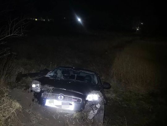 Pijany 18-latek wjechał w pole. W aucie dwójka pasażerów