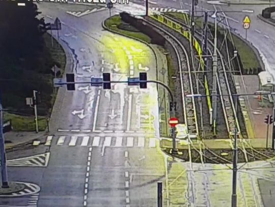 Pijany 19-latek uderzył w słup i wyleciał z auta [WIDEO]
