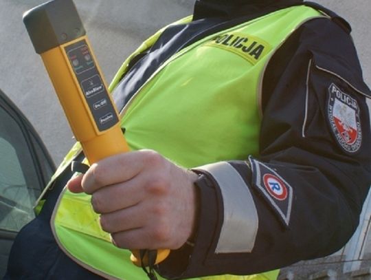 Pijany kierowca chciał przekupić policjantów - "mieli zapomnieć o sprawie" Pijany kierowca chciał przekupić policjantów - "mieli zapomnieć o sprawie"