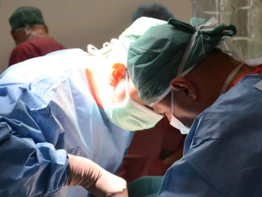 Pionierska operacja z użyciem robota chirurgicznego da Vinci i druku 3D