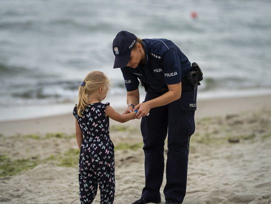 Plażujesz z dzieckiem? Pamiętaj o opasce "niezgubce"