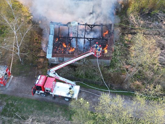 Płomienie pojawiły się o świcie. Z żywiołem walczyło 25 strażaków [FOTO]