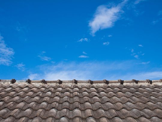 Płyta bitumiczna, gont, a może blachodachówka – co wybrać na poszycie dachowe domku ogrodowego?