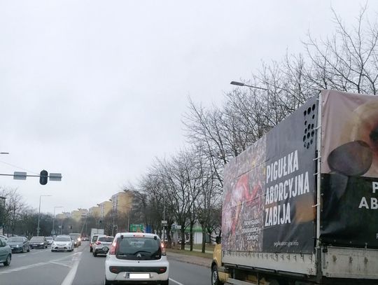 Po Elblągu jeździ ciężarówka "Stop aborcji". "Będzie zatrzymana do kontroli" Po Elblągu jeździ ciężarówka "Stop aborcji". "Będzie zatrzymana do kontroli"