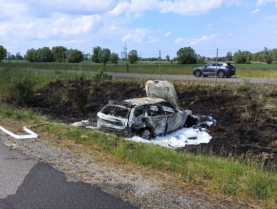 Po kolizji auto spłonęło doszczętnie. Całkowita blokada S7 w kierunku Gdańska [FOTO]