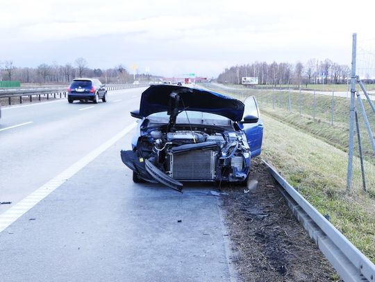 Po uderzeniu w bariery się zapalił. Utrudnienia na S7