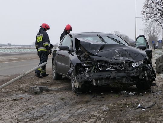 Pobojowisko na starej siódemce. BMW zderzył się z Volvo