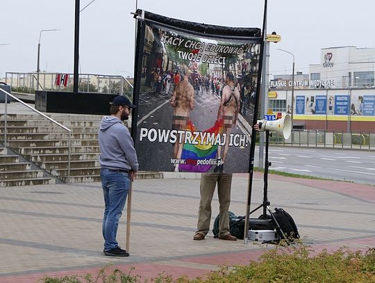 Pod Centrum Handlowym Ogrody odbyła się pikieta "Stop Pedofilii"