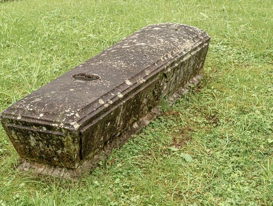 Podczas prac kanalizacyjnych odkryto trumnę ze szczątkami