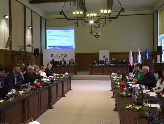 Podgrzewana murawa czy cmentarz – co wybiorą radni Elbląga?