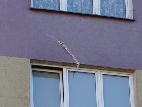 Podnośnik oderwał się od ziemi i przechylił się na budynek