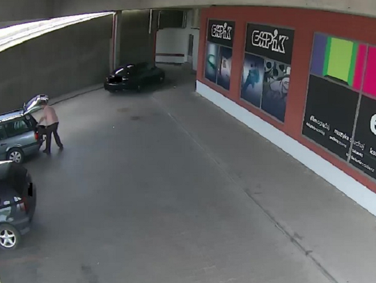 Podrzucił opony pod samym okiem kamery