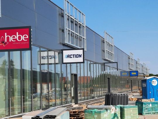 Pojawiły się pierwsze szyldy sklepów przy Fromborskiej