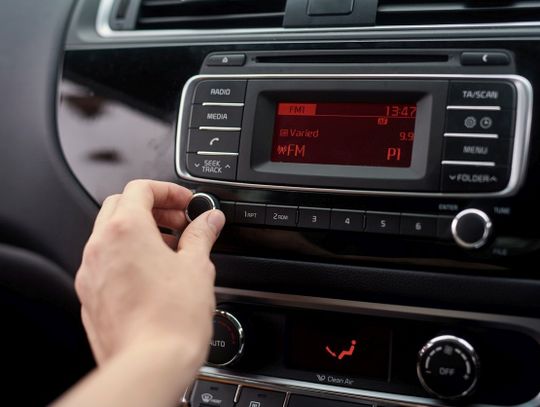 Pojazdy uprzywilejowane zyskają nowy sygnał. Trudno będzie go nie usłyszeć 