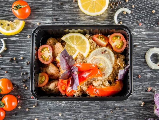 Pojemniki gastronomiczne – sekret efektywnej sprzedaży dań na wynos