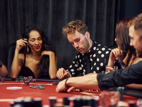 Polacy przestali się interesować randkami. Zamiast tego poszli w rozgrywki online w kasynach